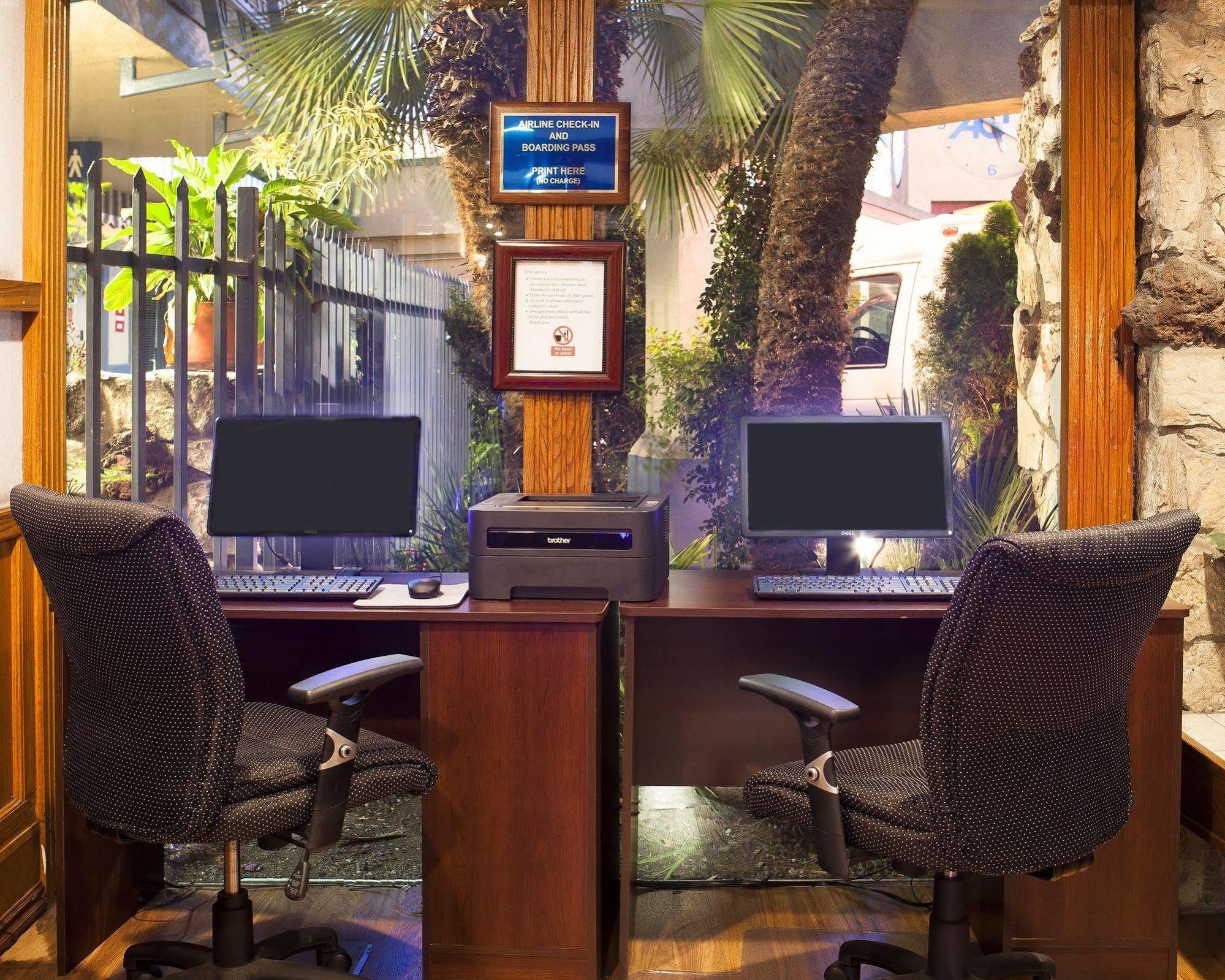 Travelodge At Lax Hotel